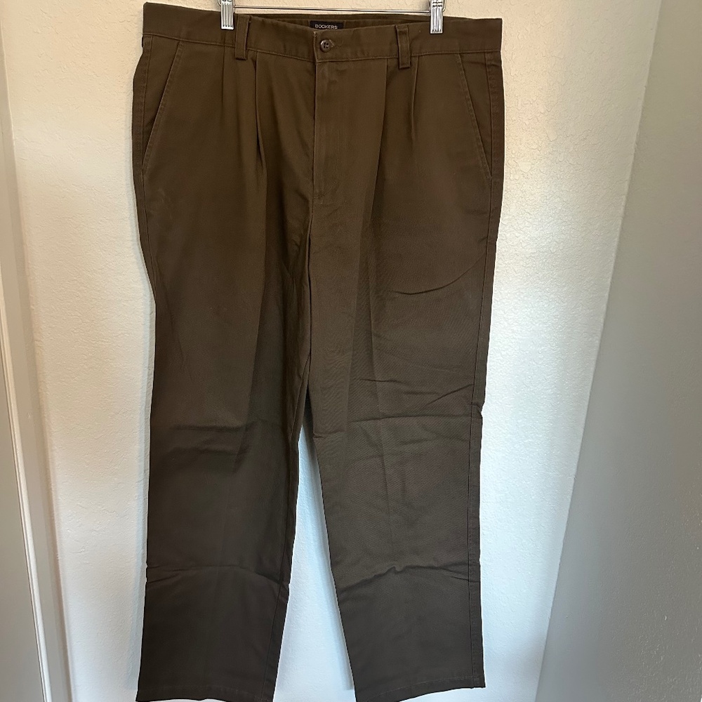 Dockers Pleated Khaki Waist 38 Length 34
